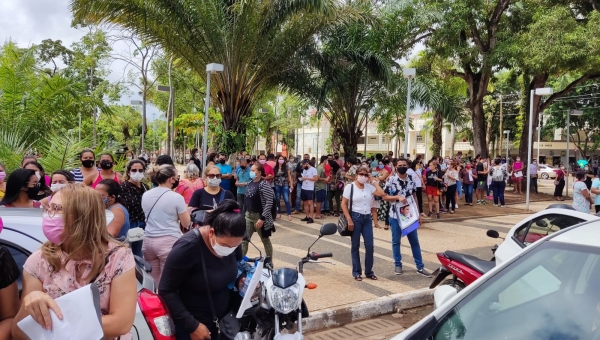 Trabalhadores da educação realizam manifestação em frente a prefeitura